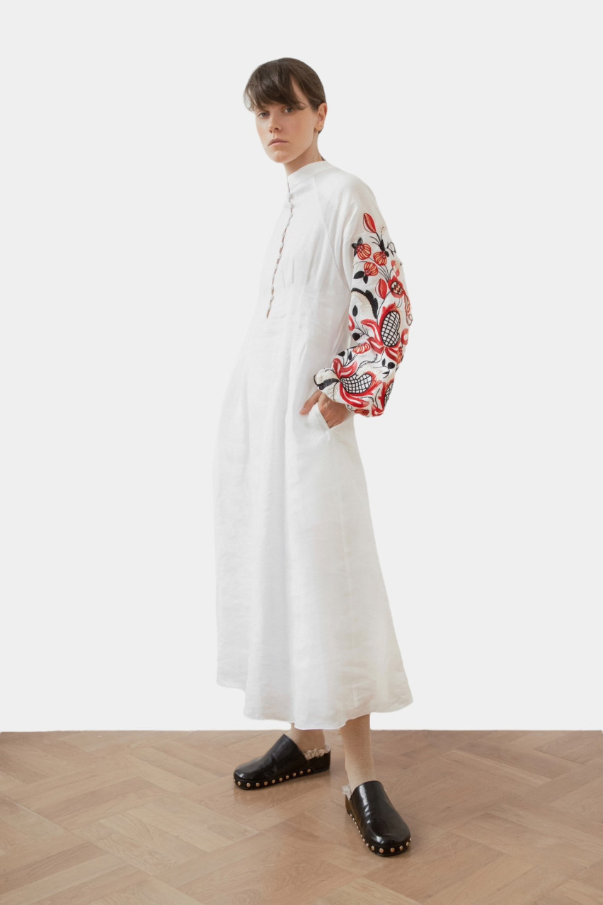 Біла вишита сукня за мотивами традиційної сорочки «Гранатова Лоза» GPTV_GA_AA_402 GAPTUVALNYA