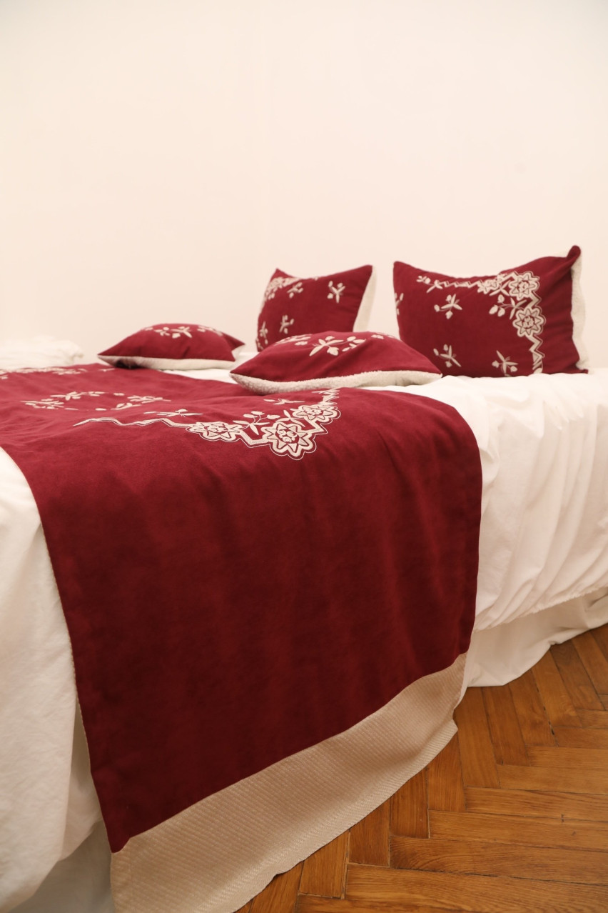 Бордовый ранер на кровать GAPTUVALNYA