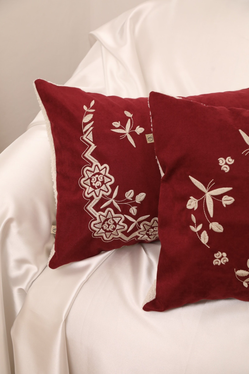 Бордовая большая подушка «Жарина» GAPTUVALNYA