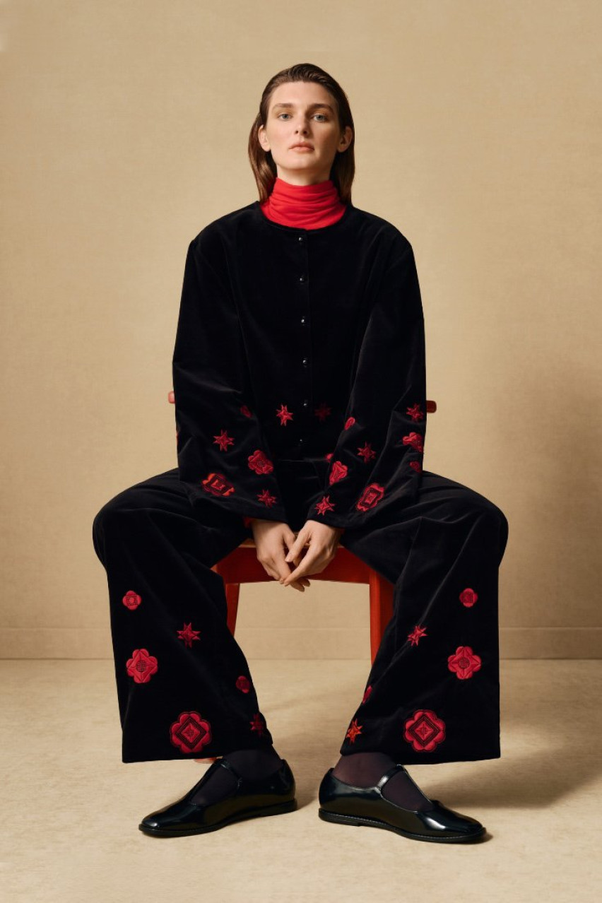 Черный бархатный костюм «Ватра» GAPTUVALNYA