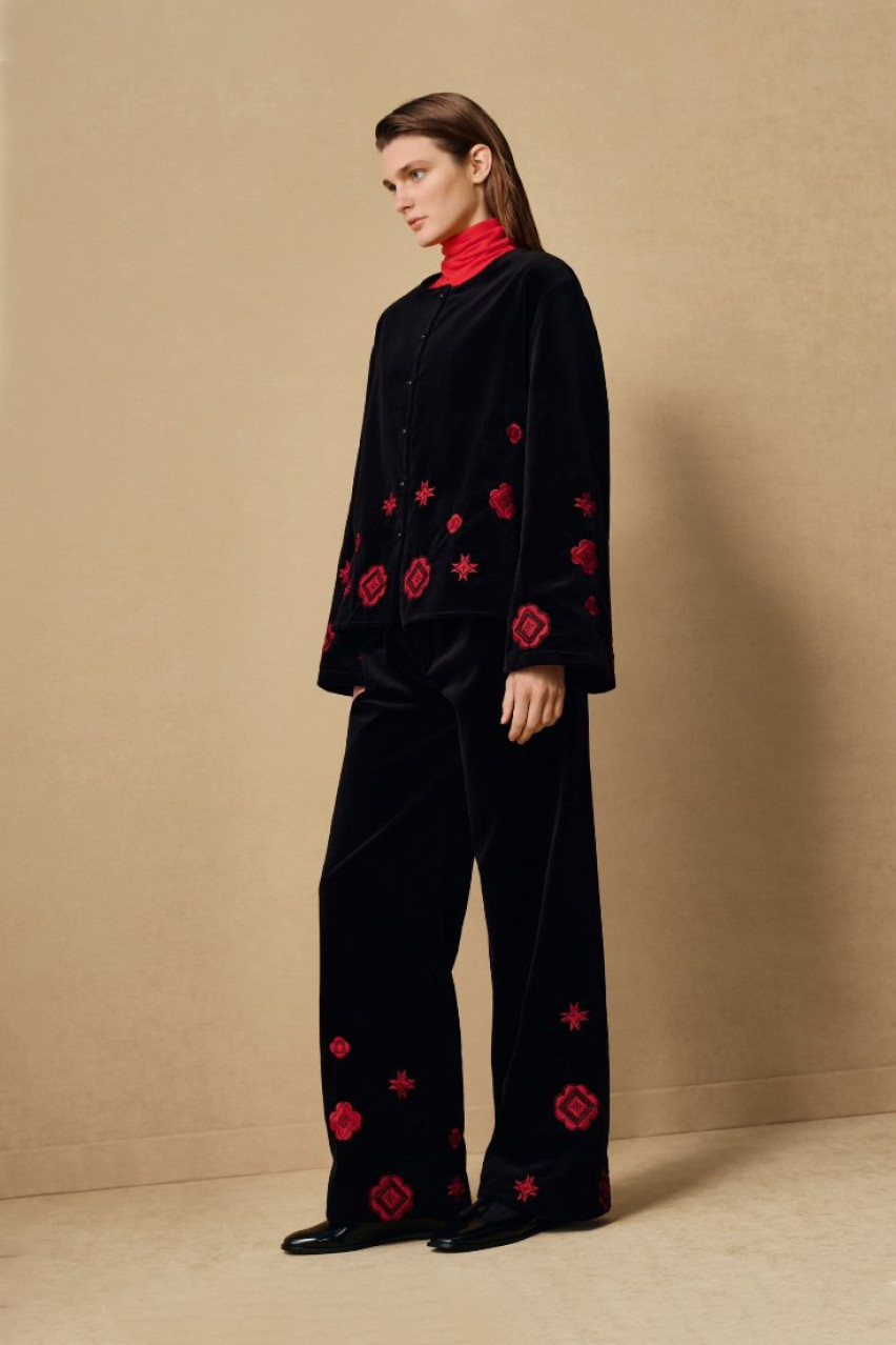 Черный бархатный костюм «Ватра» GAPTUVALNYA