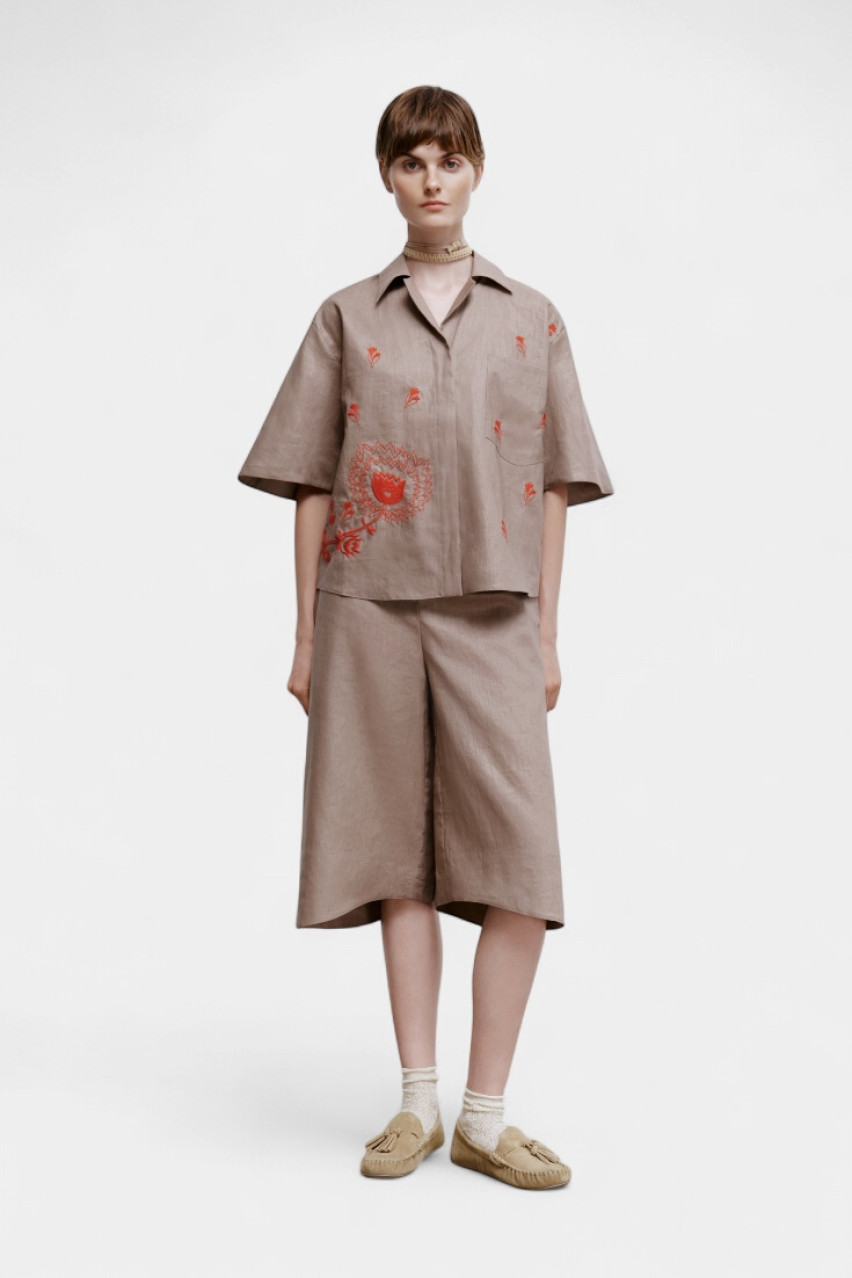 Бежевий костюм «Коромисло» з червоною вишивкою GPTV_AA_1351 GAPTUVALNYA