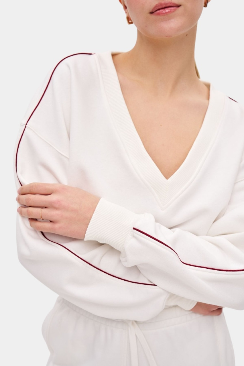 Молочный свитшот Vera Elegance с V-образным вырезом GNZ