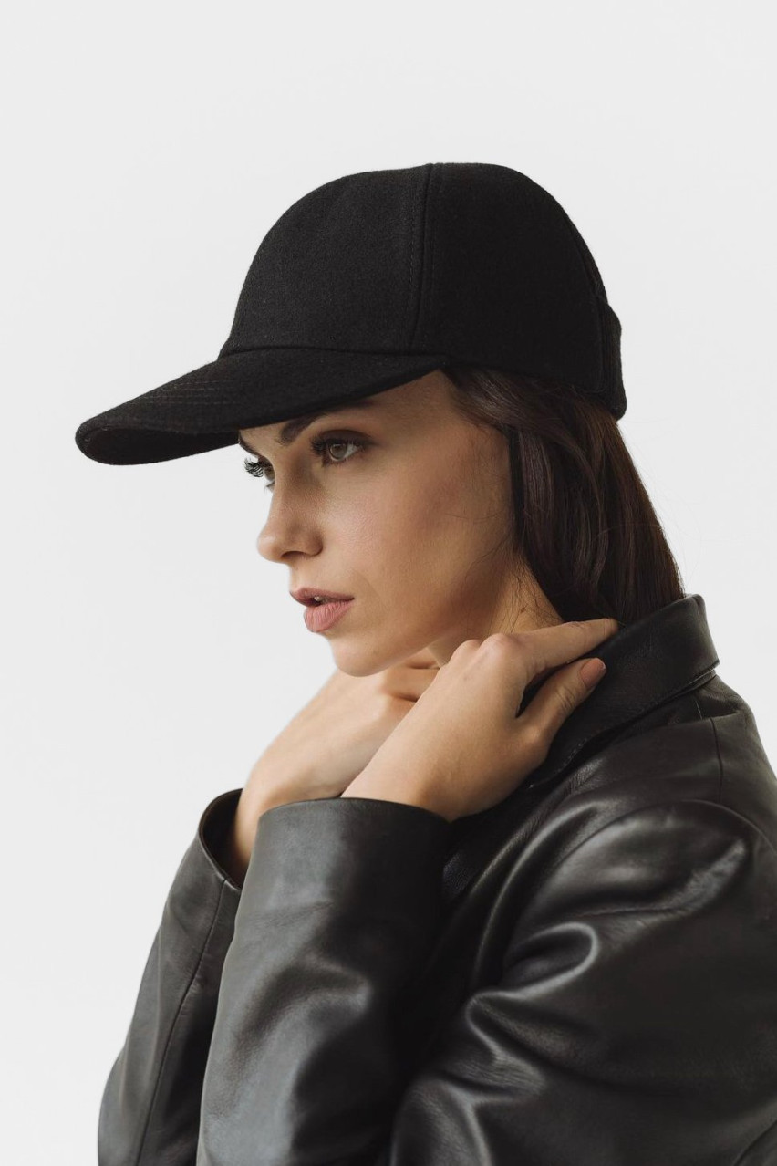 Чорна кепка з вовни мериноса HOOPS