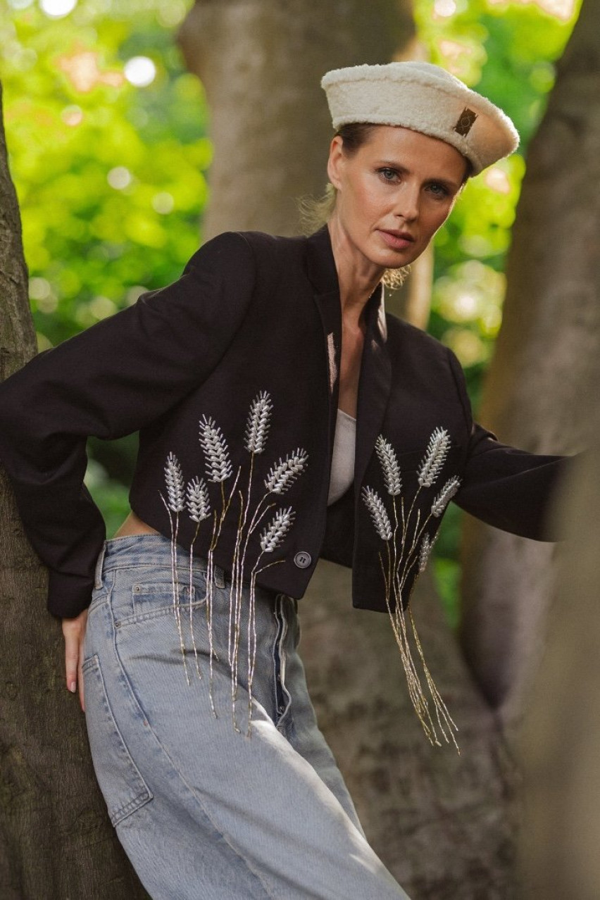 Черный укороченный жакет с жемчужными колосками JJSQUEE