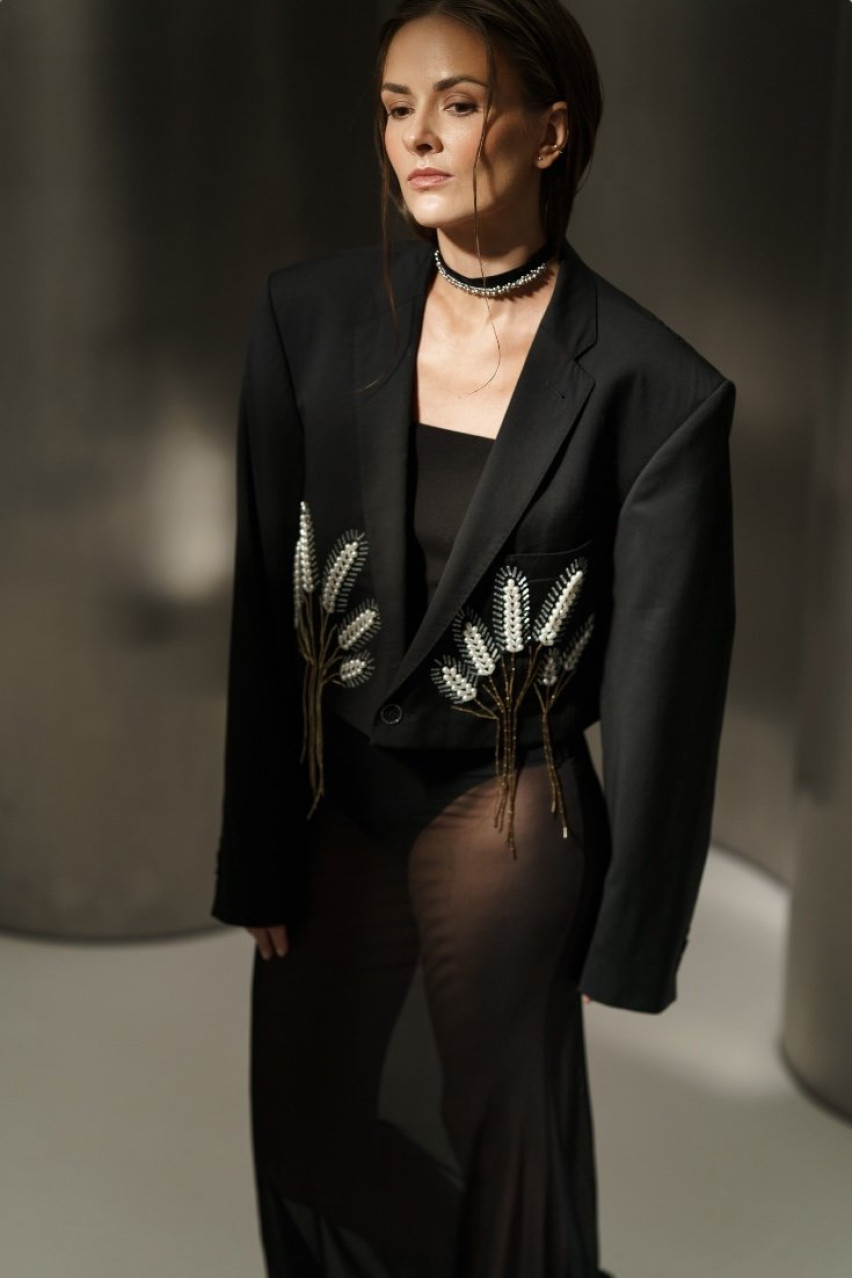 Черный укороченный жакет с жемчужными колосками JJSQUEE