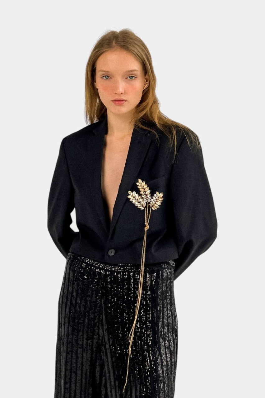 Черный укороченный жакет с тремя хрустальными колосками JJSQUEE