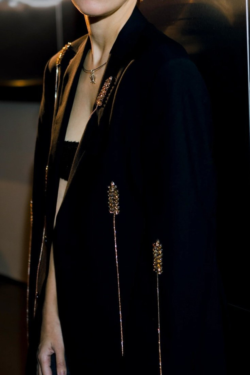 Черный жакет с хрустальными колосками JJSQUEE