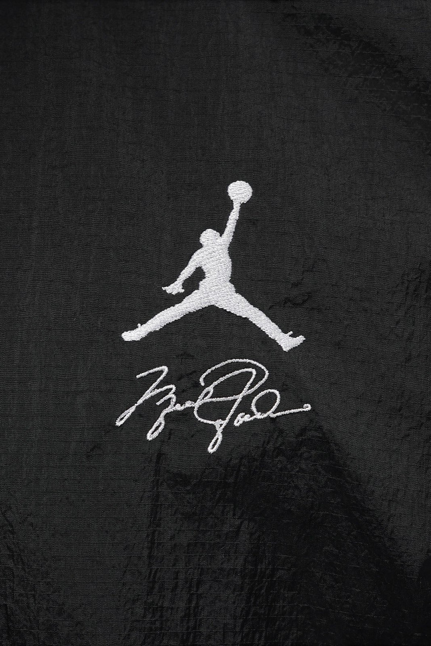 Чорна куртка JORDAN