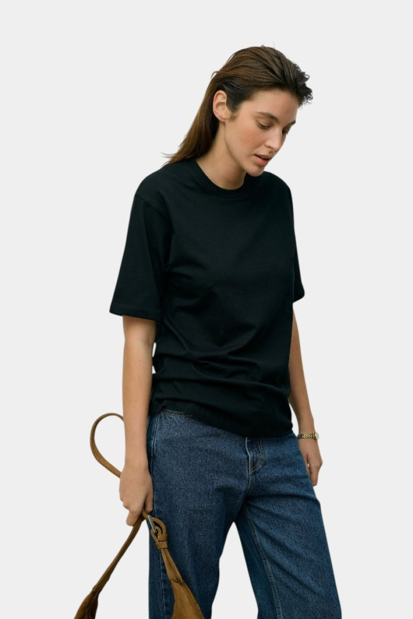 Чорна футболка стандартного крою 3160101 JUL