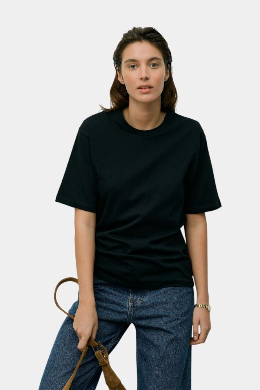 Чорна футболка стандартного крою 3160101 JUL