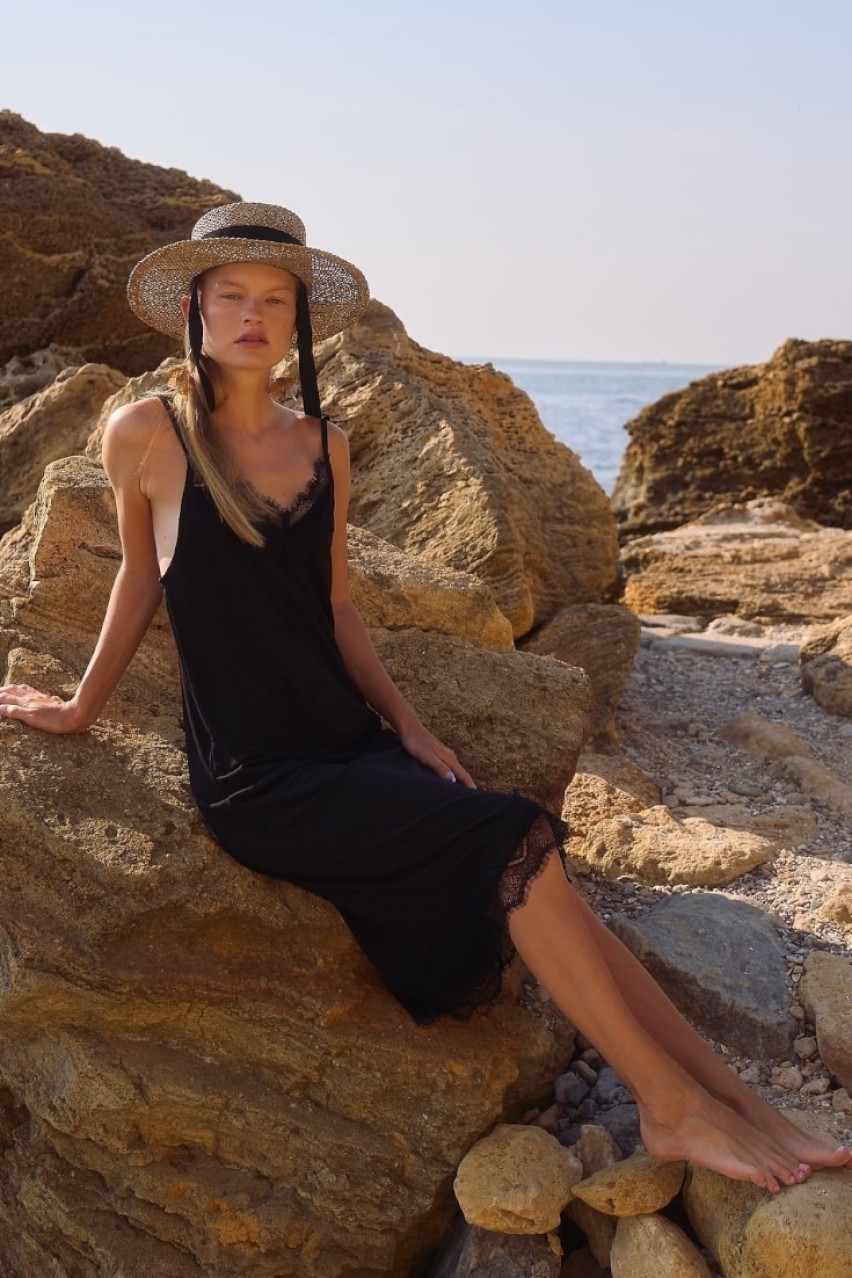 Черное платье Amber с кружевом LALOCA