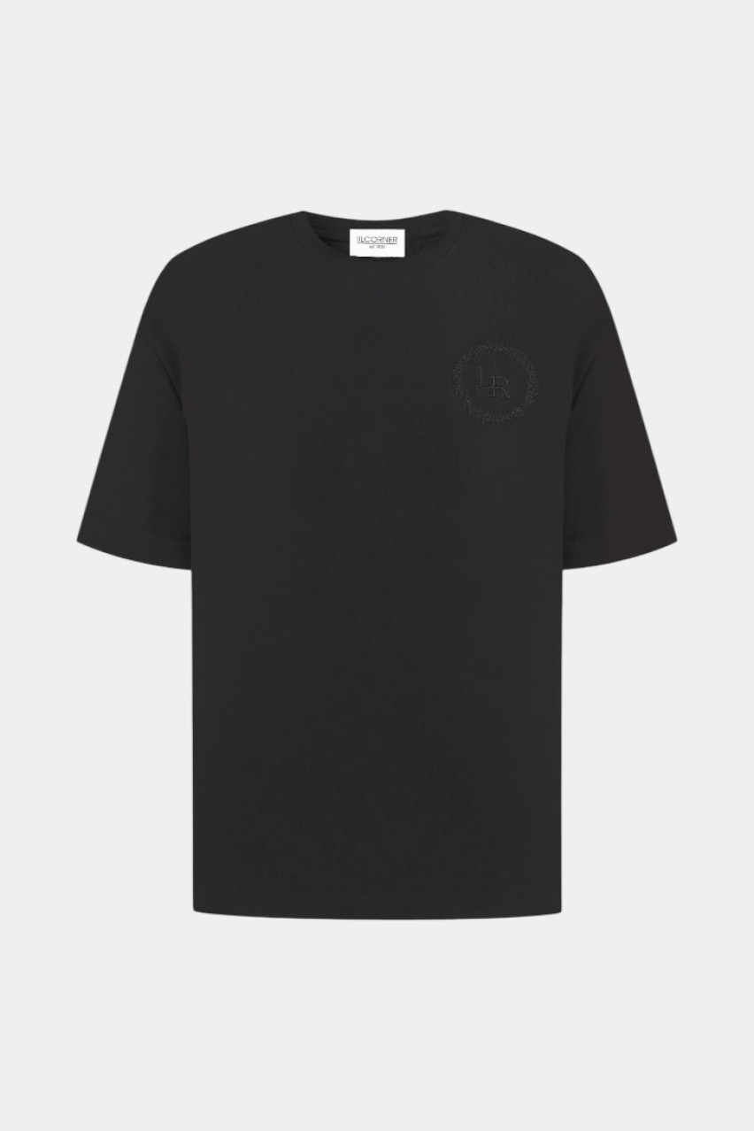 Черная базовая футболка с логотипом в тон LILCORNER
