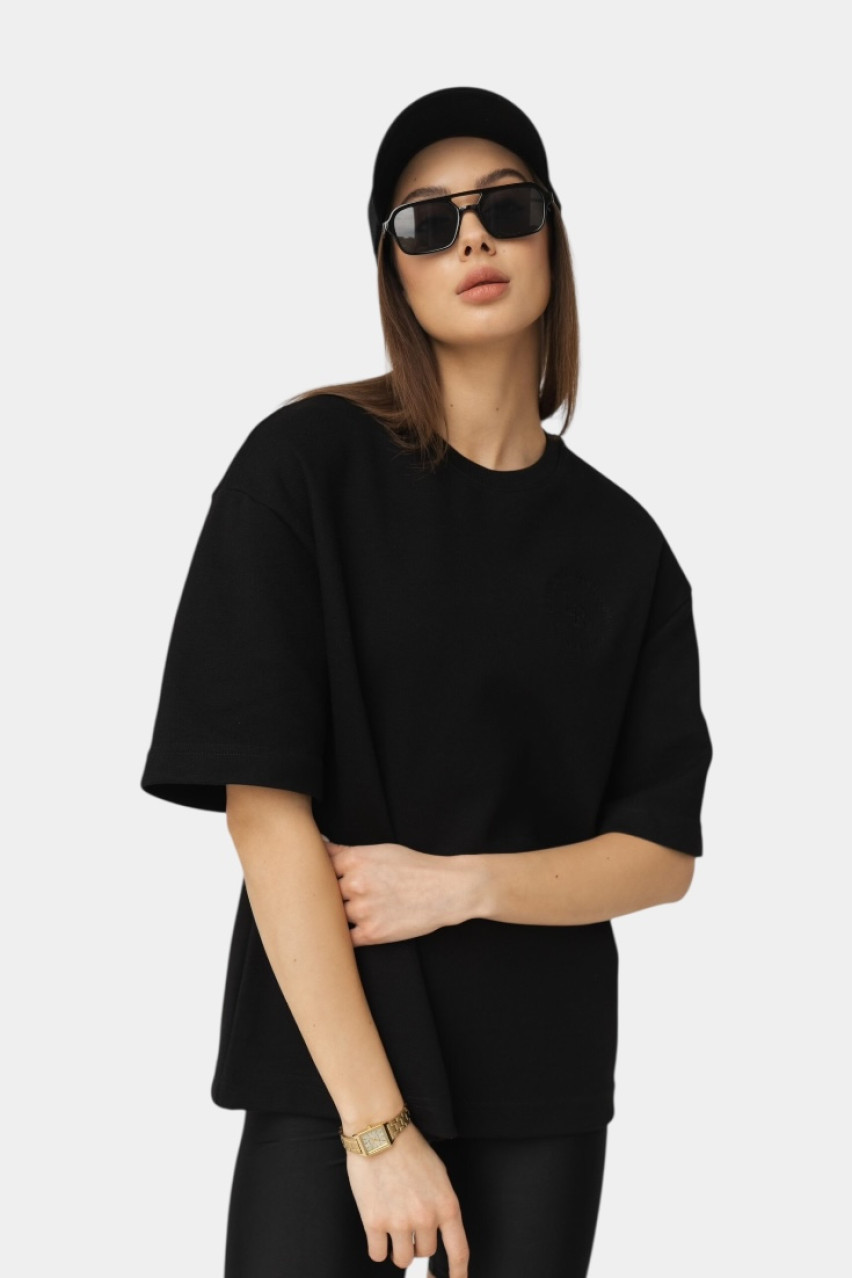 Черная базовая футболка с логотипом в тон LILCORNER