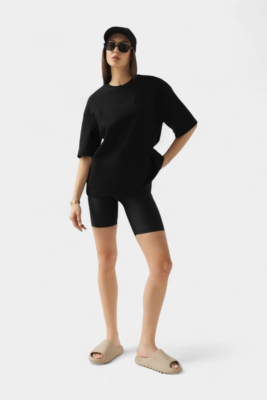 Черная базовая футболка с логотипом в тон LILCORNER