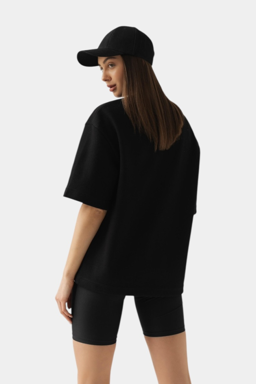 Черная базовая футболка с логотипом в тон LILCORNER