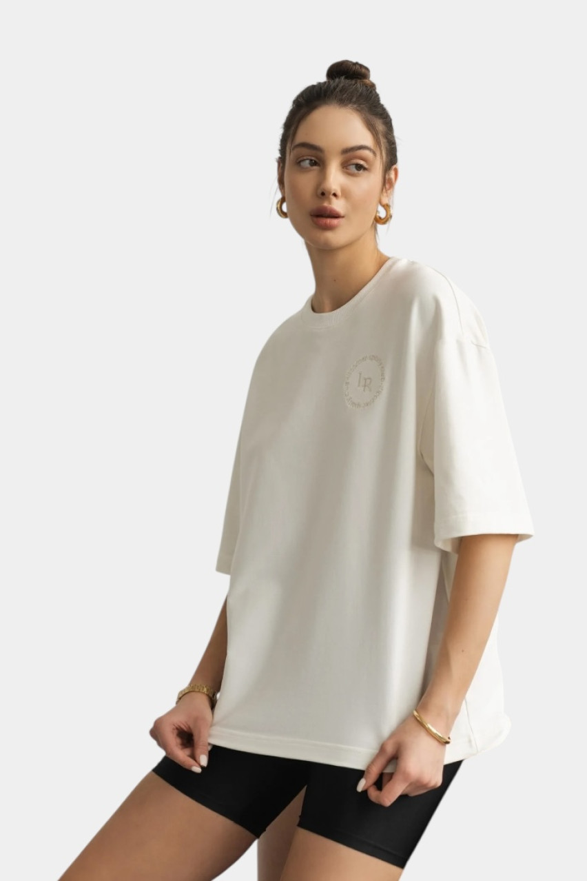 Молочна базова футболка з логотипом в тон LILCORNER