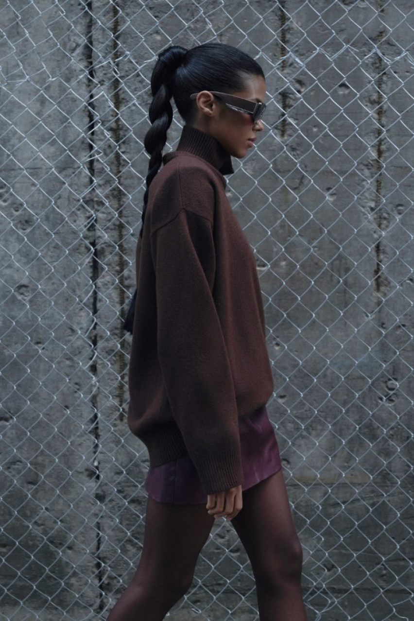 Коричневий светр з фактурними плечима 141 LILI MAGER