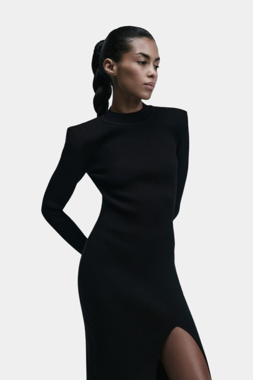 Черное вязаное макси платье с вырезом 143 LILI MAGER