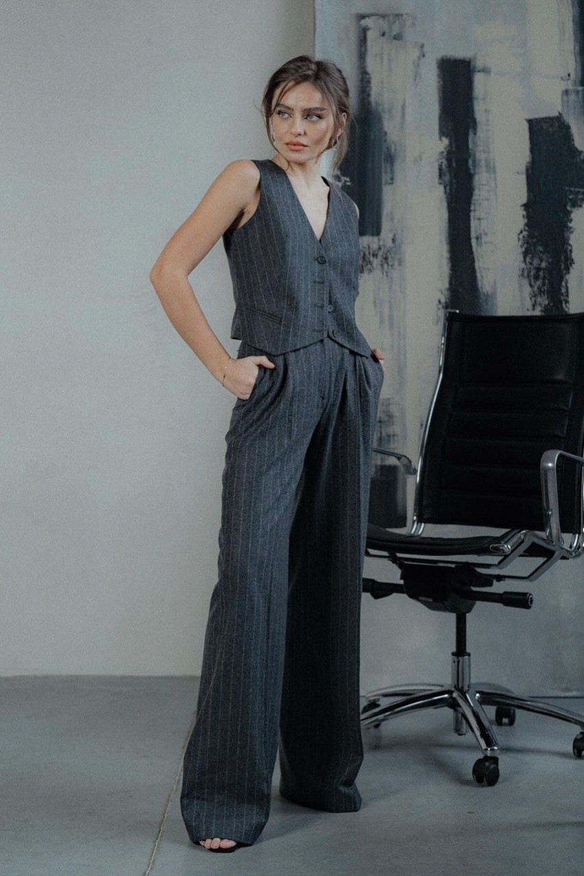 Серые брюки в полоску LUKAVA