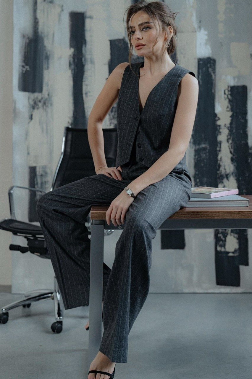 Серые брюки в полоску LUKAVA