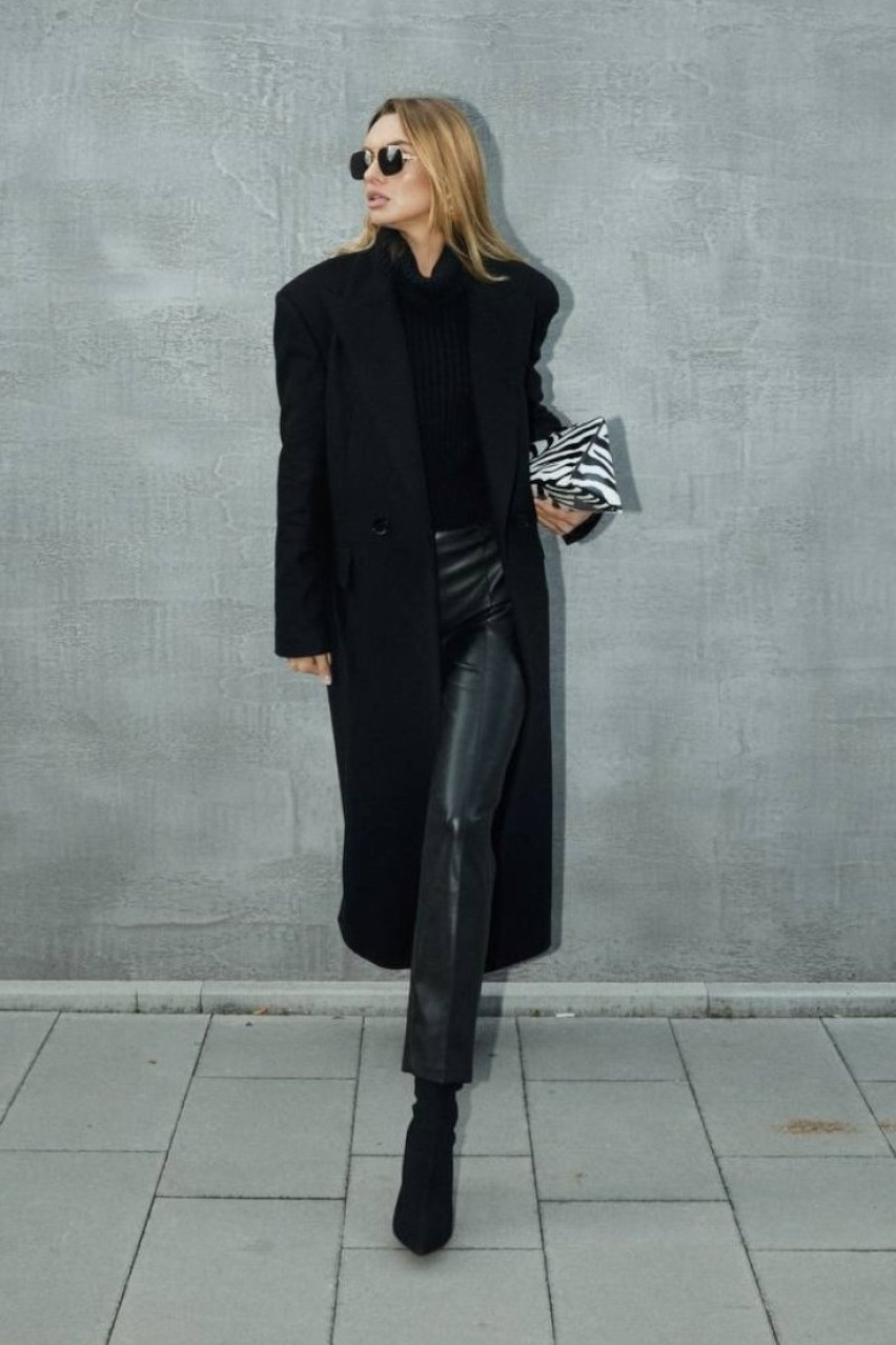 Чорне двобортне пальто LUKAVA