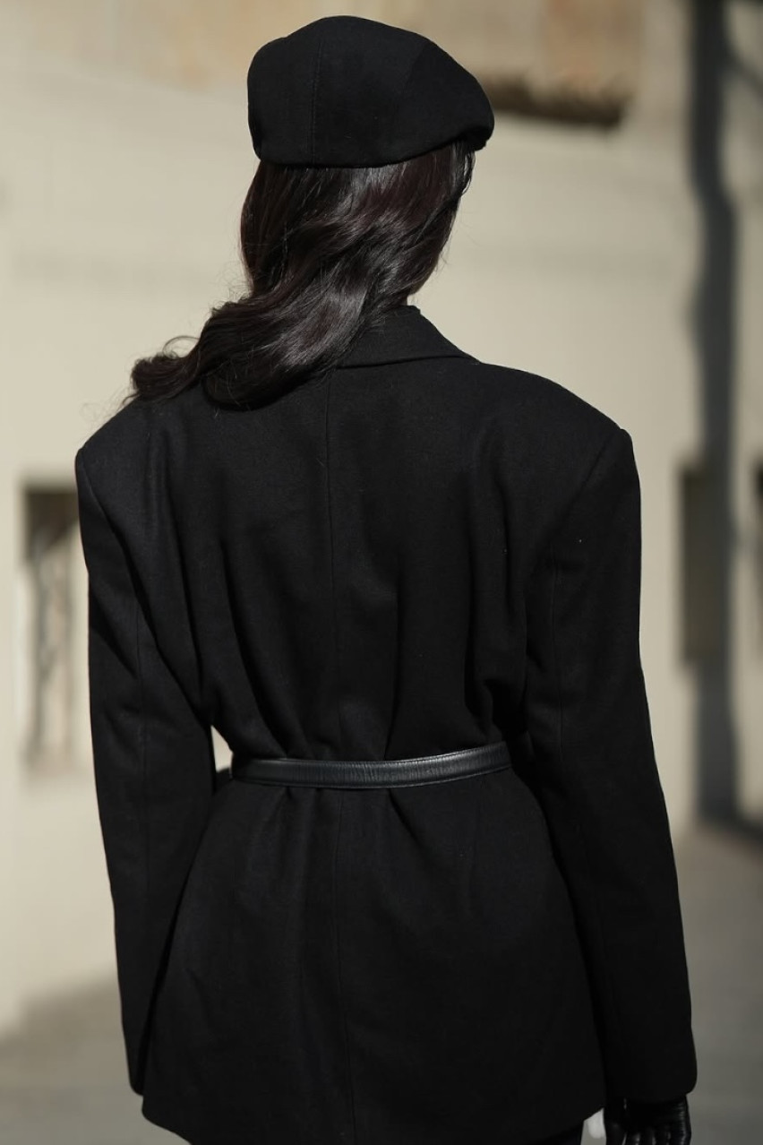 Чорне пальто Cropped LUKAVA