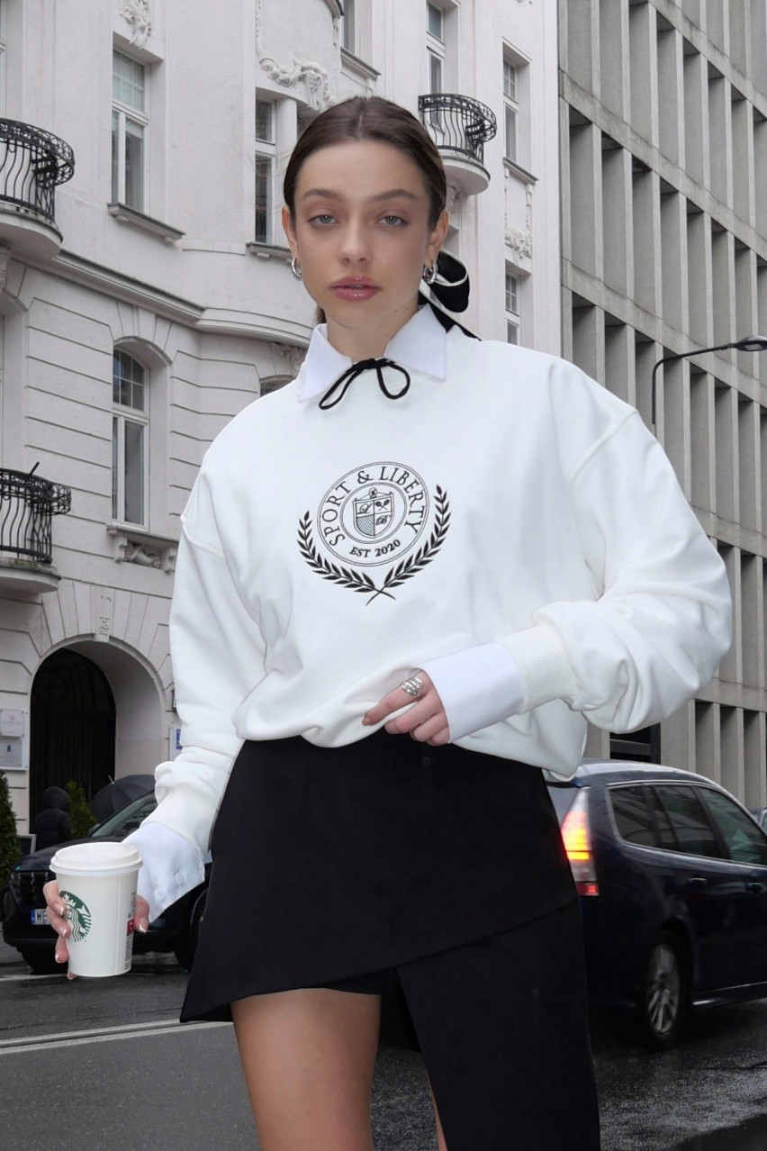 Белый свитшот с черной вышивкой LIBERTY