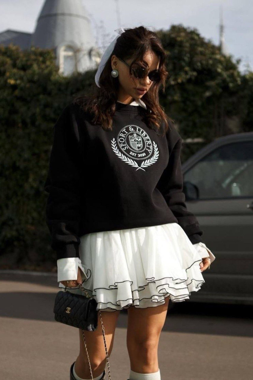 Черный свитшот с белой вышивкой LIBERTY