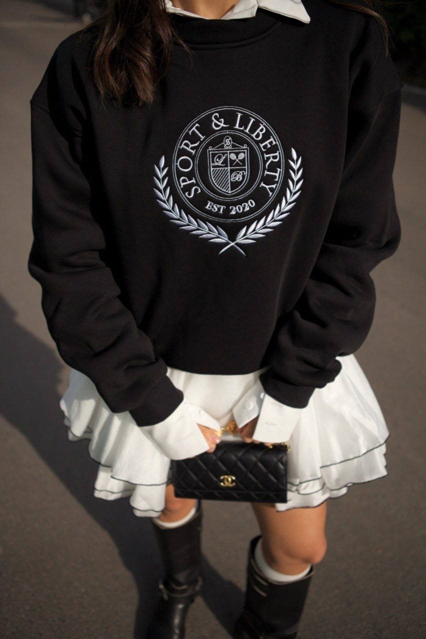 Черный свитшот с белой вышивкой LIBERTY