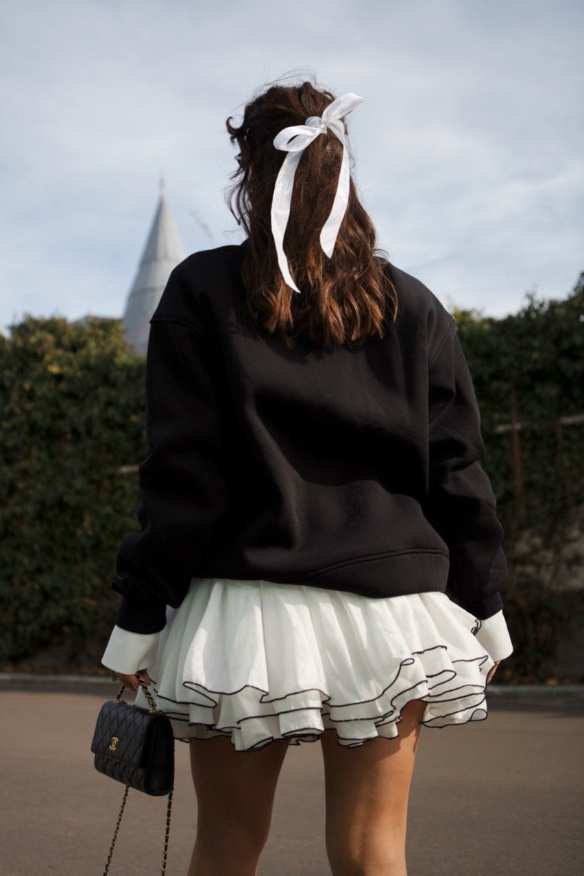 Черный свитшот с белой вышивкой LIBERTY