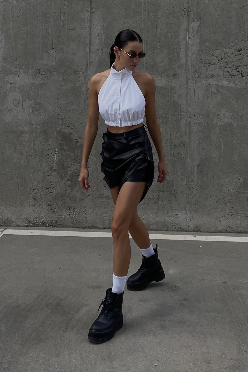 Білий топ з комірцем та відкритою спиною LIBERTY