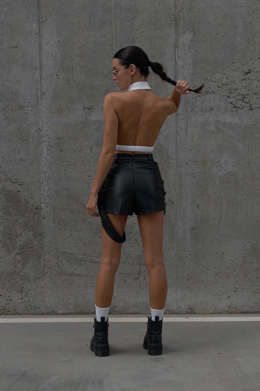 Білий топ з комірцем та відкритою спиною LIBERTY