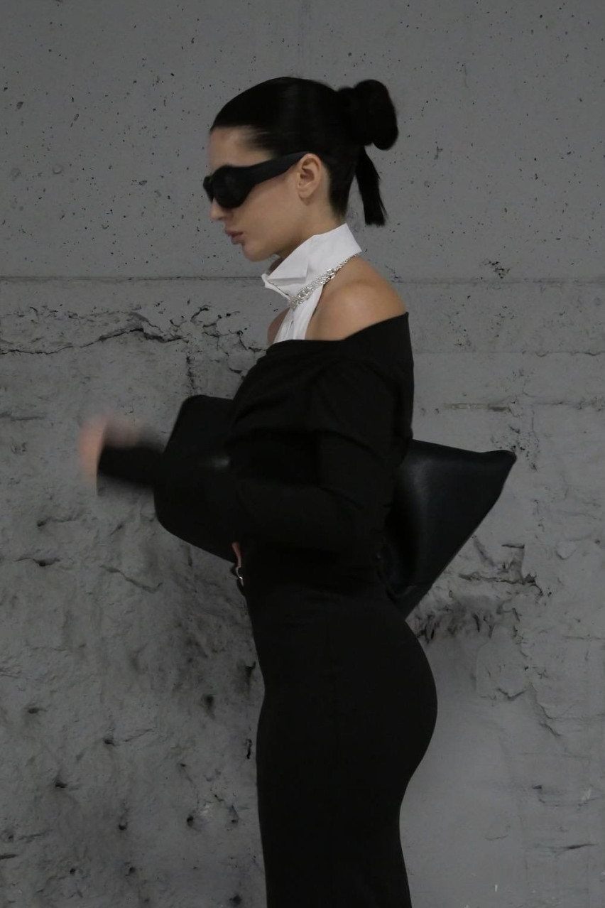 Чорна сукня максі з відкритими плечима LIBERTY