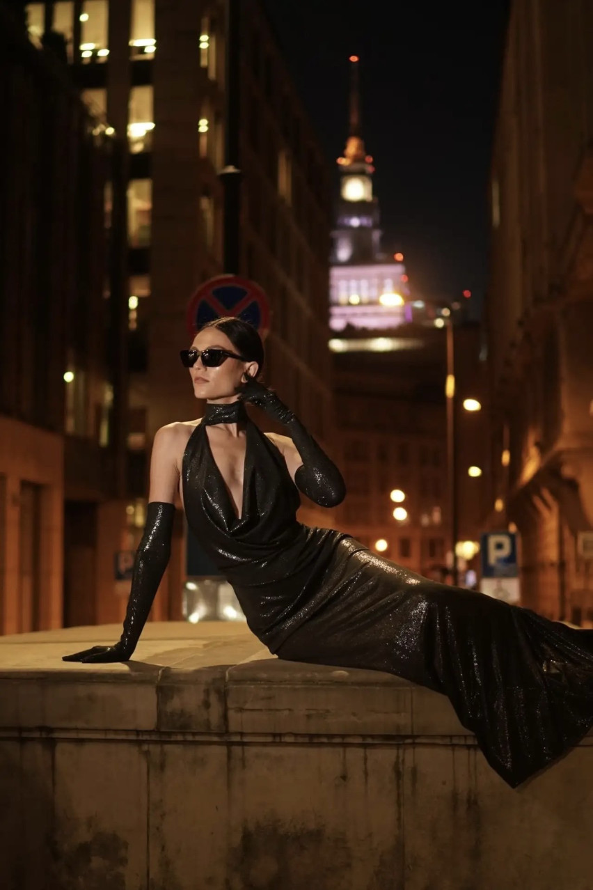 Черное платье с открытой спиной и перчатками LIBERTY