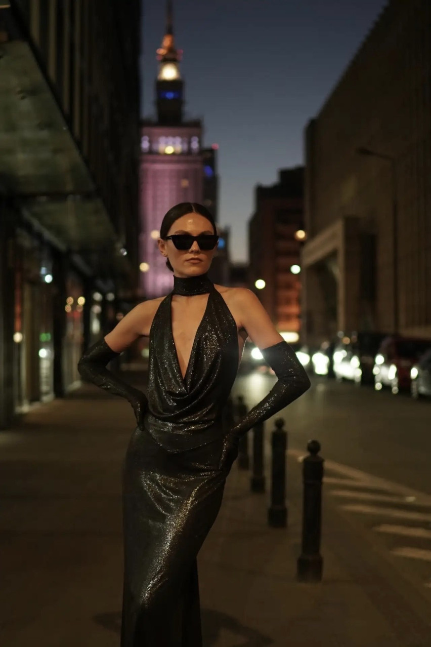 Черное платье с открытой спиной и перчатками LIBERTY