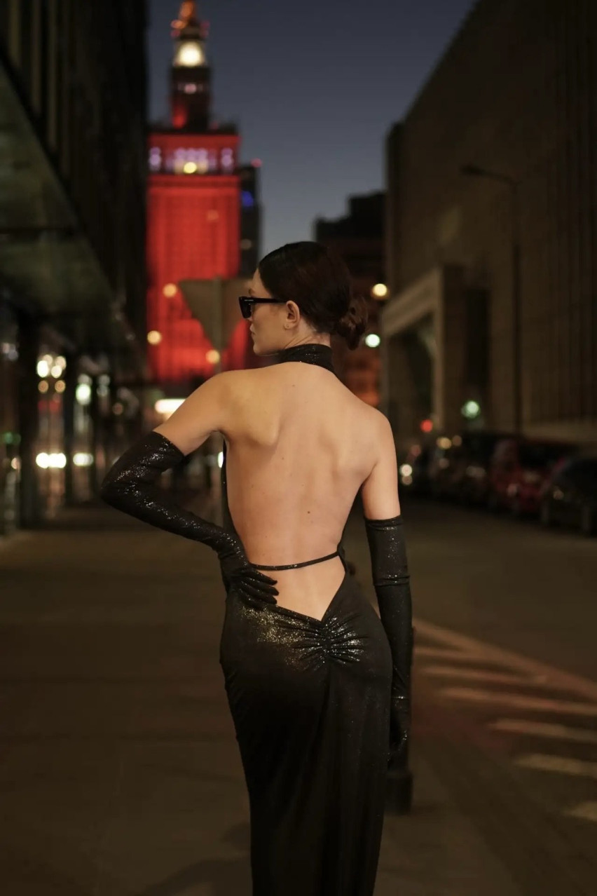 Черное платье с открытой спиной и перчатками LIBERTY