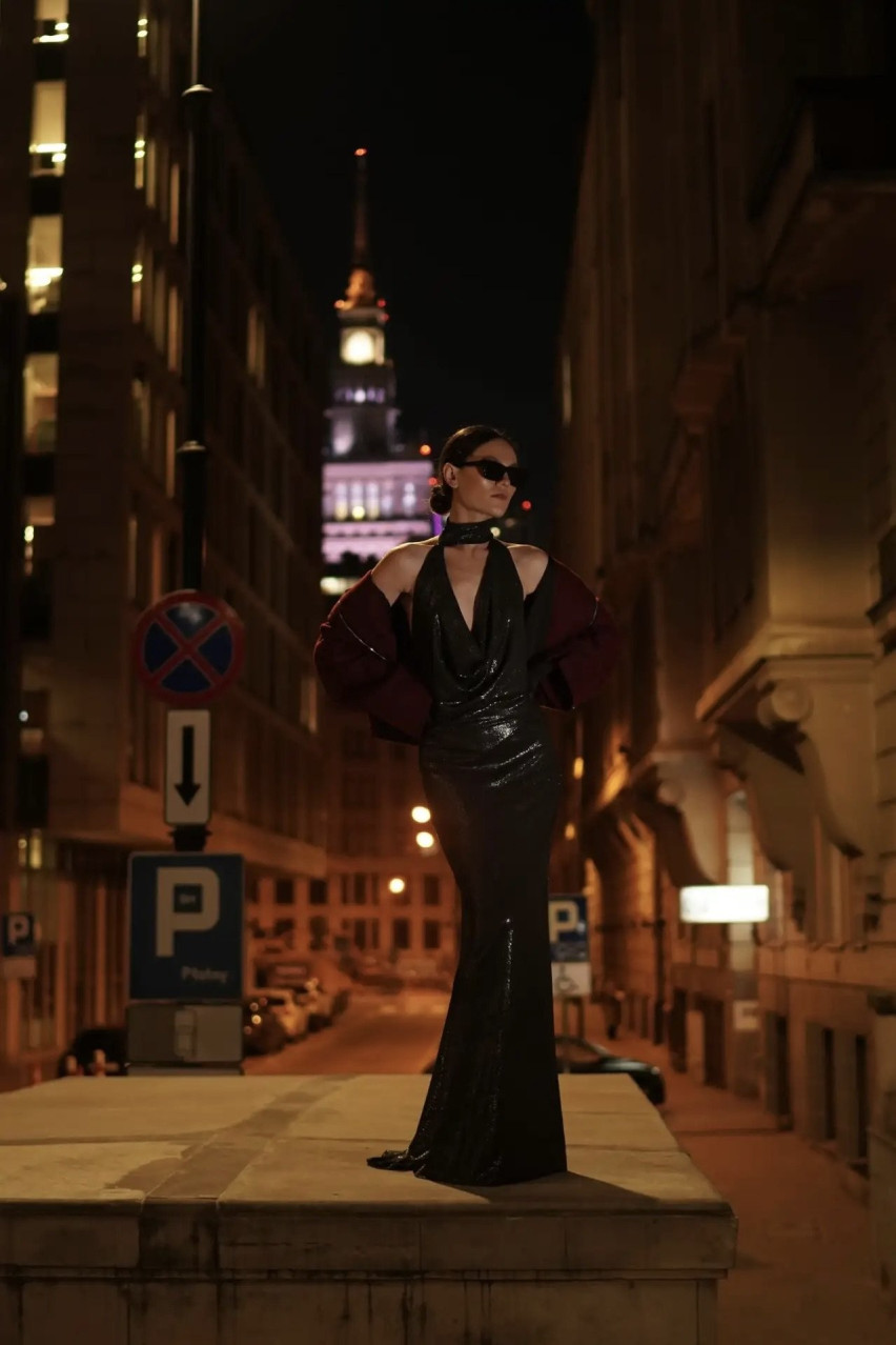 Черное платье с открытой спиной и перчатками LIBERTY