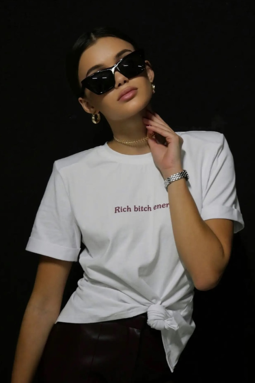 Молочна футболка Rich Bitch Energy з підплічниками LIBERTY