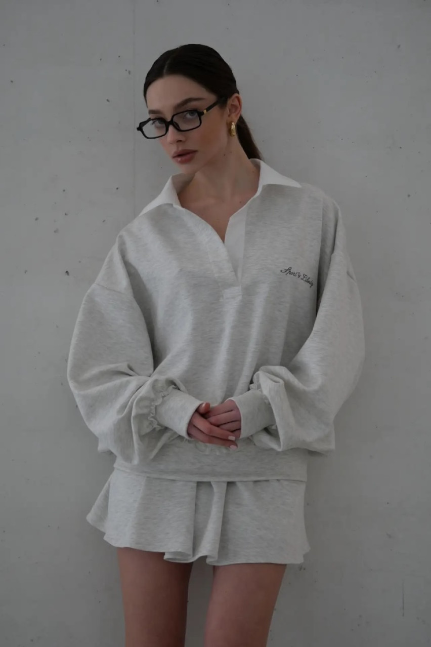 Серый костюм со свитшотом-поло и шортами-юбкой LIBERTY