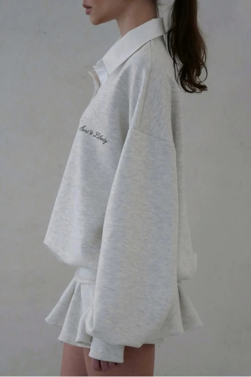 Серый костюм со свитшотом-поло и шортами-юбкой LIBERTY