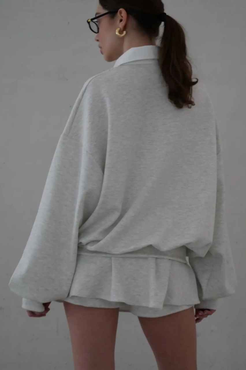 Серый костюм со свитшотом-поло и шортами-юбкой LIBERTY