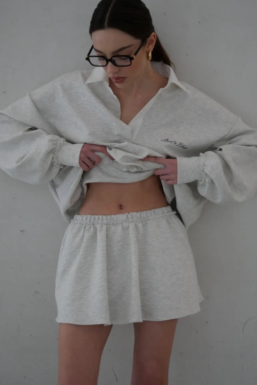 Серый костюм со свитшотом-поло и шортами-юбкой LIBERTY