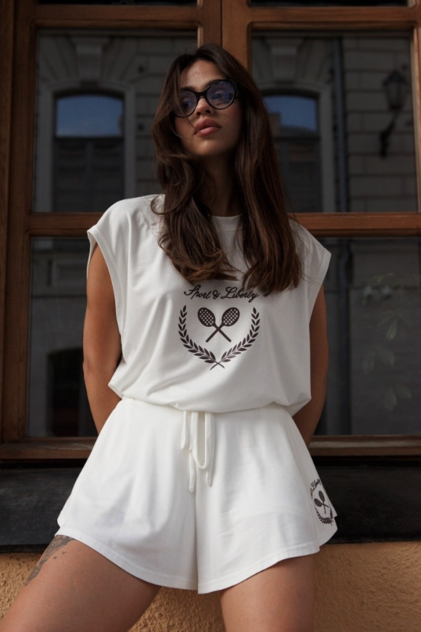 Молочный спортивный костюм с майкой и юбкой-шортами LIBERTY