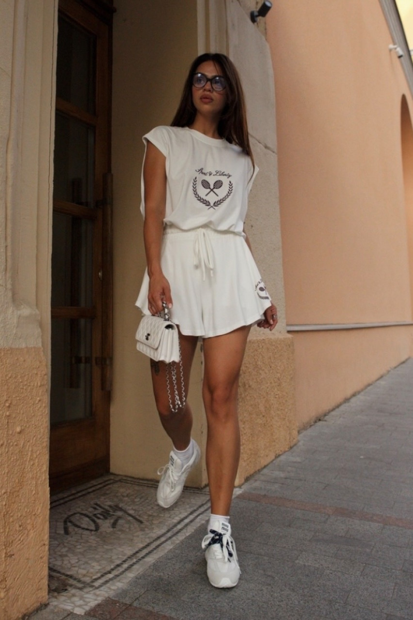 Молочный спортивный костюм с майкой и юбкой-шортами LIBERTY