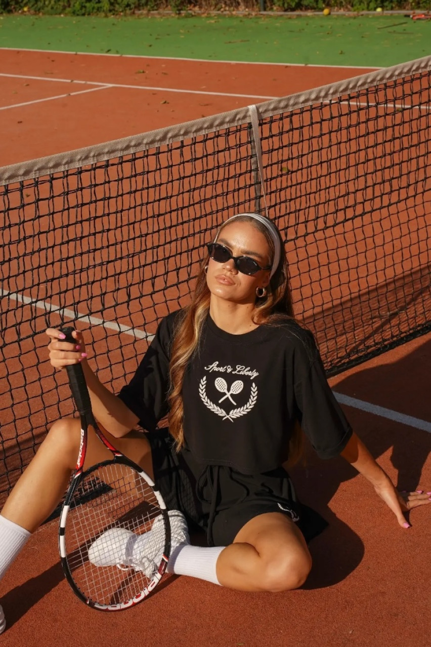 Чорний спортивний костюм з вкороченою футболкою та спідницею-шортами LIBERTY