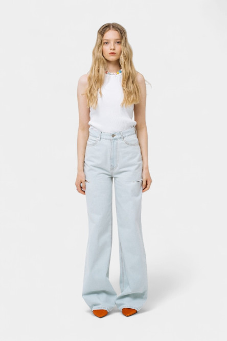 Светло-голубые джинсы с разрезами на бедрах