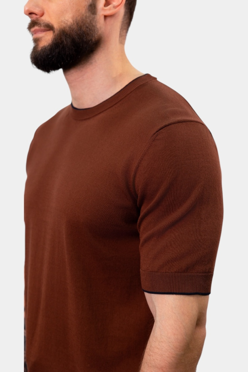 Коричнева вʼязана футболка з чорним кантом R59003F14-H9173-H54 Peserico