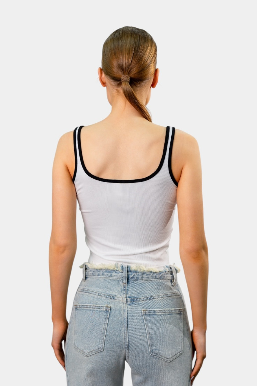 Белая майка с черным кантом и декоративными пуговицами 7742 C'est Monique