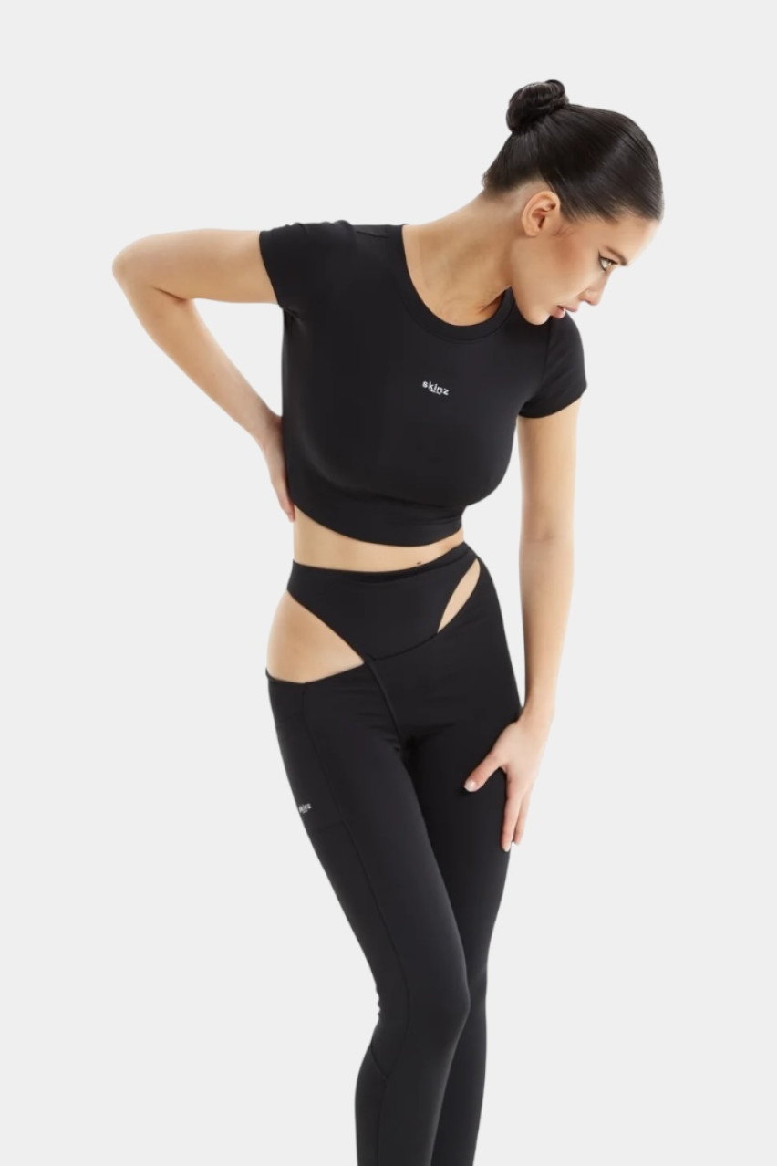 Черная укороченная футболка Skinz SKINZ